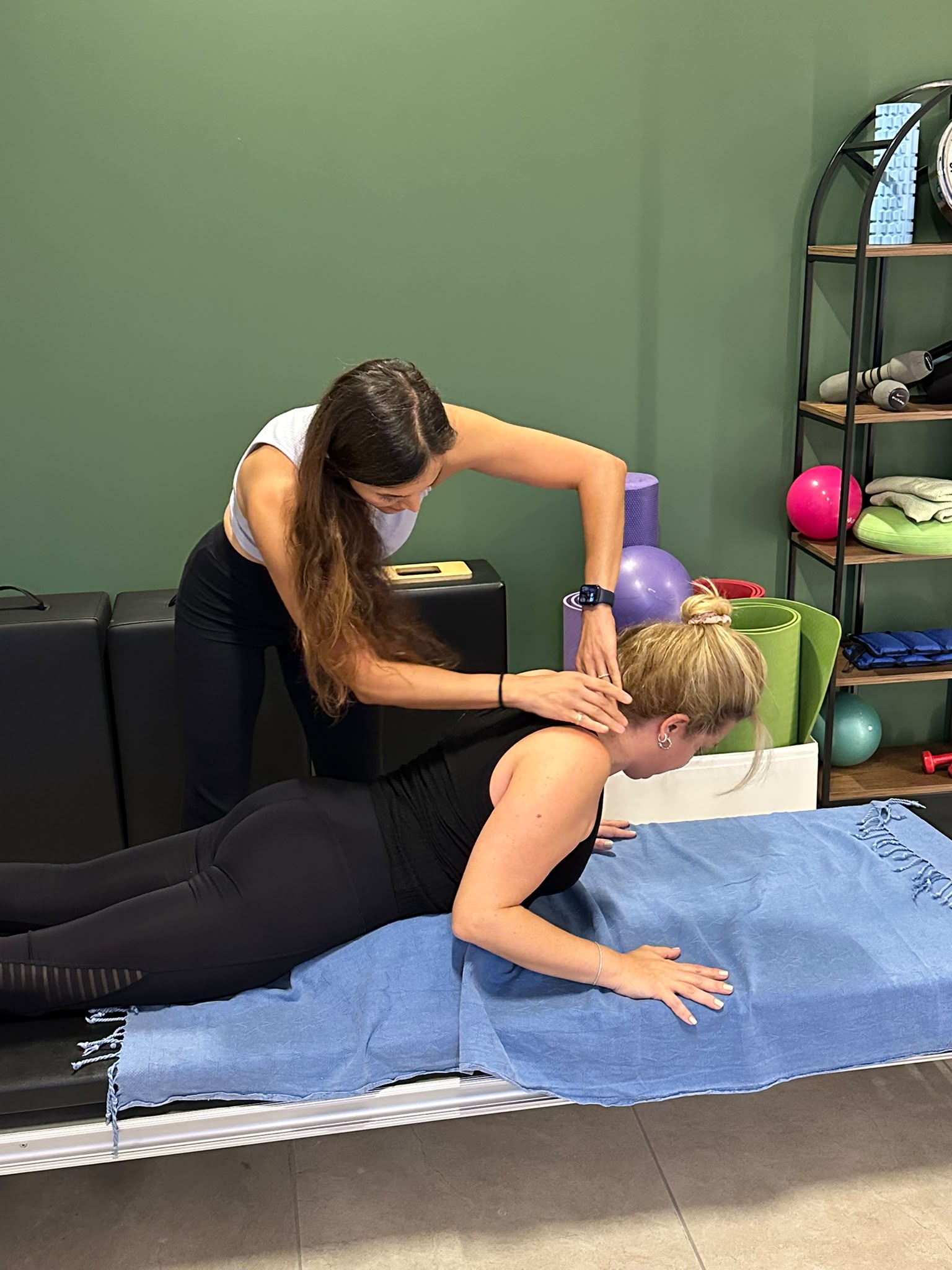 Canan Gül Ayata, Nua Rise Sancaktepe Pilates stüdyosunda bir üyenin duruşuna bakıyor